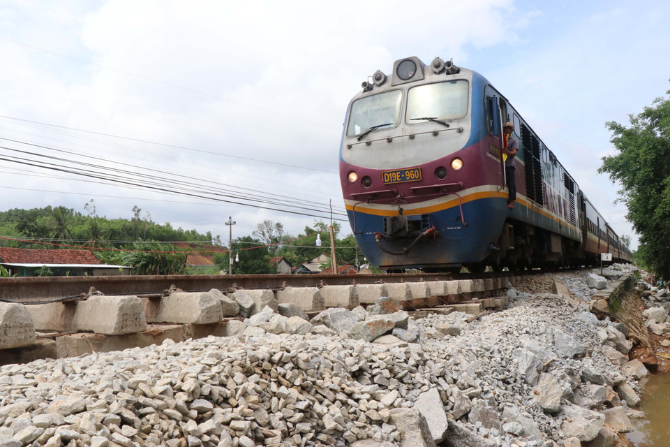 Tàu đã có thể đi qua đoạn này nhưng phải giảm tốc tối đa. (Ảnh: Sỹ Thắng/TTXVN)