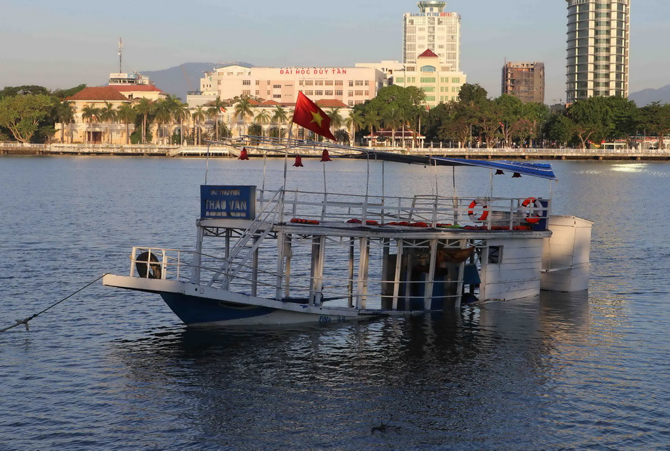 Chiếc tàu bị nạn đã được kéo nổi lên và đưa vào gần bờ sông Hàn. (Ảnh: Trần Lê Lâm/TTXVN)
