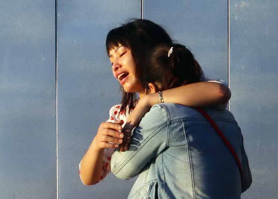 Người thân của một em bé bị tai nạn trong vụ chìn tàu khóc ngất mong ngóng tin con tại cảng sông Hàn (Đà Nẵng), sáng 5/6. (Ảnh: Trần Lê Lâm/TTXVN)