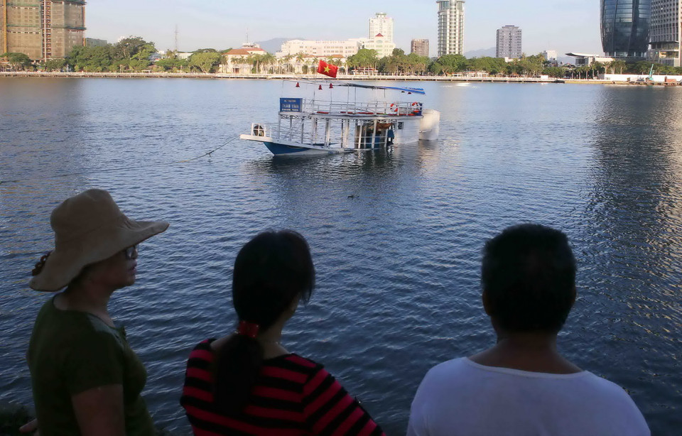 Chiếc tàu bị nạn đã được kéo nổi lên và đưa vào gần bờ sông Hàn. (Ảnh: Trần Lê Lâm/TTXVN)