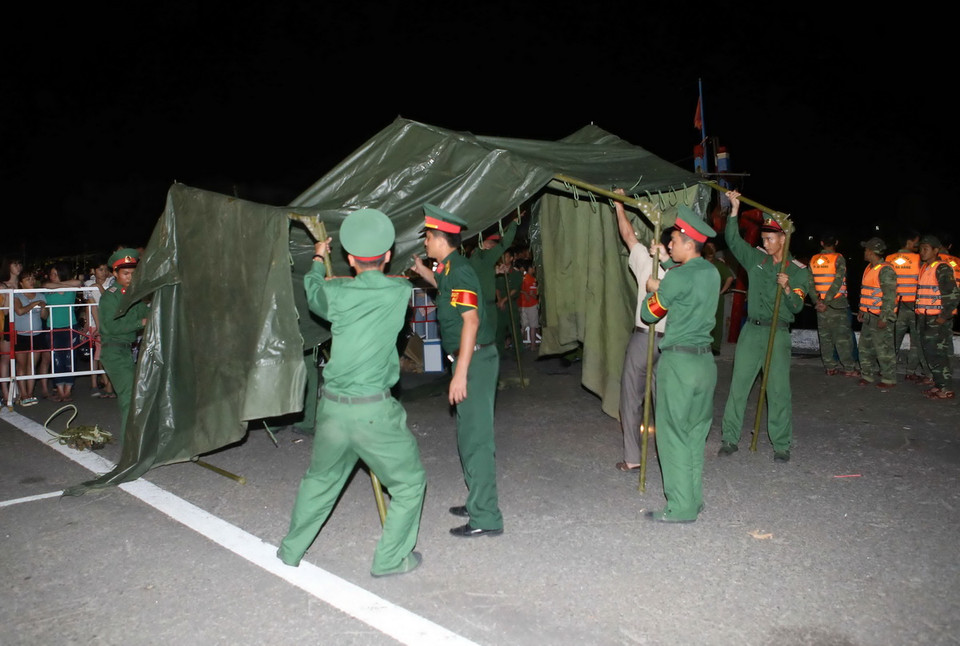 Trước đó, trong đêm 4/6, các lực lượng cứu nạn đã triển khai lực lượng, dựng lều túc trực tìm kiếm người bị nạn trong đêm. (Ảnh: Trần Lê Lâm/TTXVN)