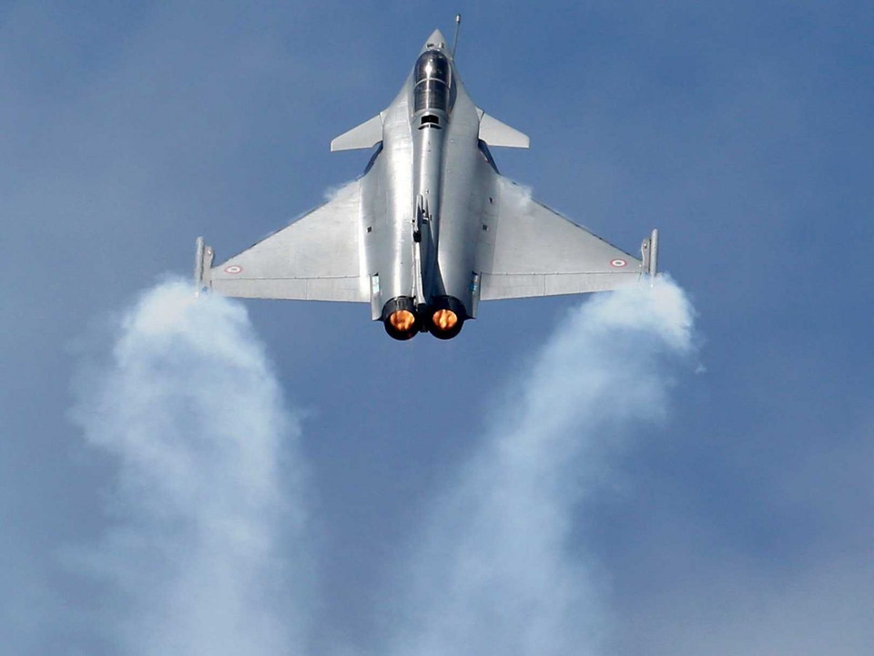 Máy bay chiến đấu của Pháp cất cánh trên bầu trời. (Nguồn: businessinsider)