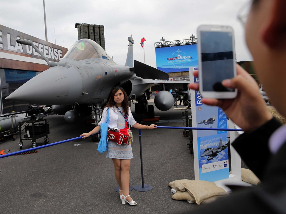 Những chiếc máy bay chiến đâu luôn nhận được nhiều sự chú ý thậm chí khi chưa cất cánh. (Nguồn: businessinsider)