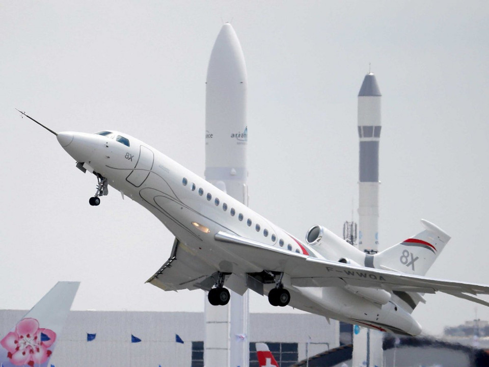 Máy bay phản lực Dassault Falcon 8X cũng tham gia trình diễn. (Nguồn: businessinsider)