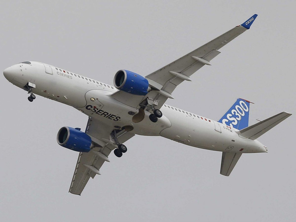 Bombardier khoe máy bay mới CS 300 của hãng. (Nguồn: businessinsider)