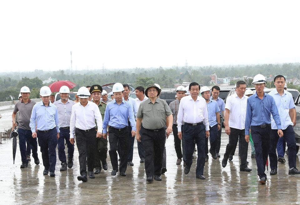 Thủ tướng Phạm Minh Chính kiểm tra tiến độ dự án xây dựng cầu Mỹ Thuận 2. (Ảnh: Dương Giang/TTXVN)