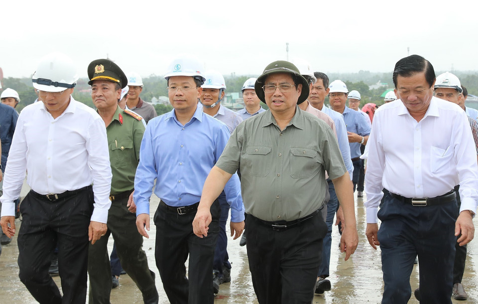 Thủ tướng khảo sát tiến độ dự án xây dựng cầu Mỹ Thuận 2. (Ảnh: Dương Giang/TTXVN)
