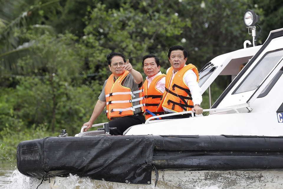 Thủ tướng Phạm Minh Chính khảo sát xây dựng cầu Đình Khao bắc qua sông Cổ Chiên nối tỉnh Vĩnh Long và Bến Tre. (Ảnh: Dương Giang/TTXVN)