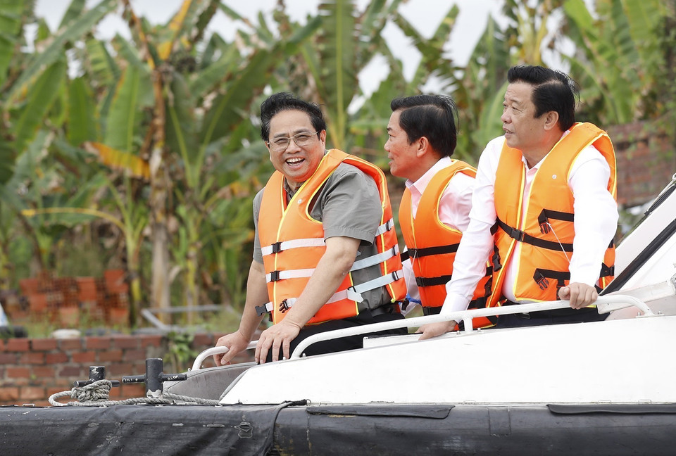 Thủ tướng Phạm Minh Chính khảo sát đề án bảo tồn khu hai bên sông Tiền thuộc huyện Măng Thít (Vĩnh Long), chiều 23/11/2022. (Ảnh: Dương Giang/TTXVN)