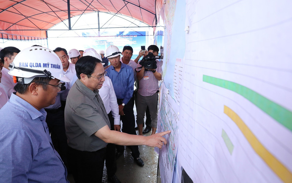 Thủ tướng đi khảo sát tiến độ dự án xây dựng cầu Mỹ Thuận 2, chiều 23/11/2022. (Ảnh: Dương Giang/TTXVN)