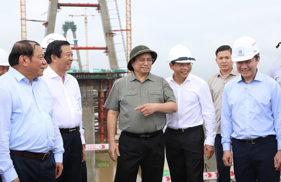 Thủ tướng Phạm Minh Chính kiểm tra tiến độ dự án xây dựng cầu Mỹ Thuận 2. (Ảnh: Dương Giang/TTXVN)