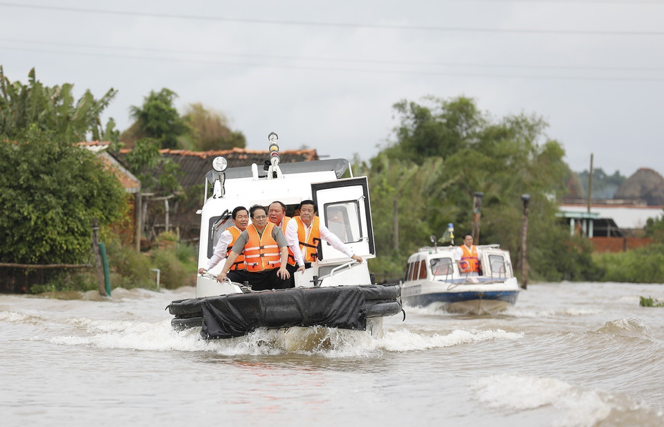 Thủ tướng Phạm Minh Chính khảo sát đề án bảo tồn khu hai bên sông Tiền thuộc huyện Măng Thít. (Ảnh: Dương Giang/TTXVN)
