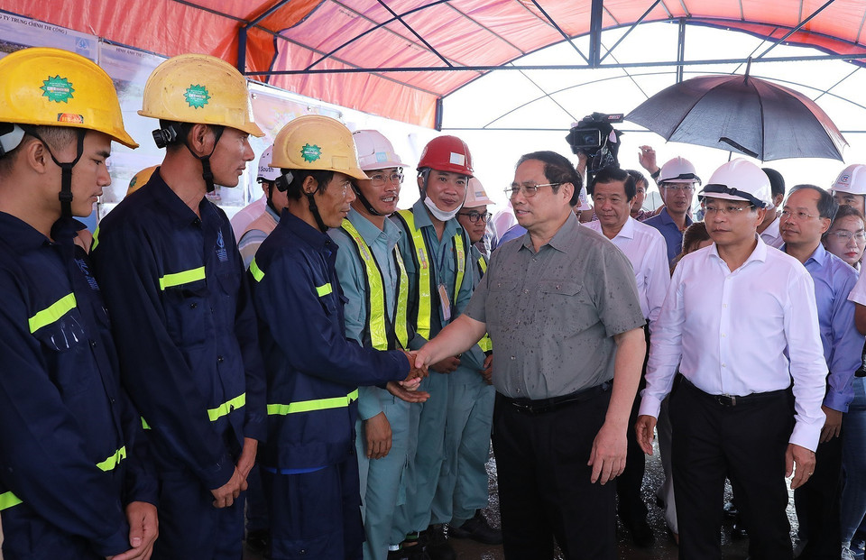 Thủ tướng Phạm Minh Chính động viên công nhân xây dựng cầu Mỹ Thuận 2. (Ảnh: Dương Giang/TTXVN)