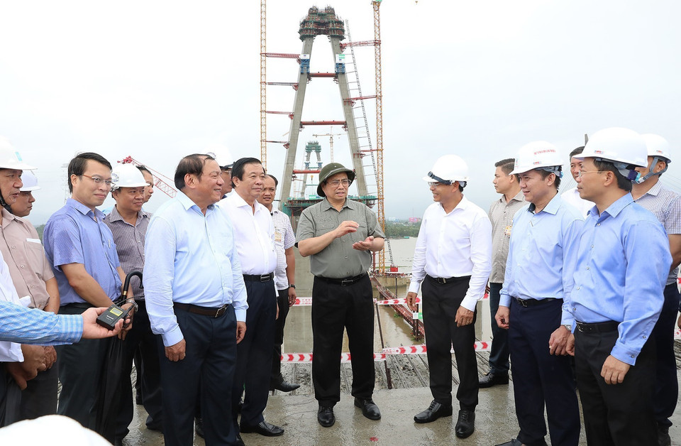 Thủ tướng Phạm Minh Chính kiểm tra tiến độ dự án xây dựng cầu Mỹ Thuận 2 tại Vĩnh Long, chiều 23/11/2022. (Ảnh: Dương Giang/TTXVN)