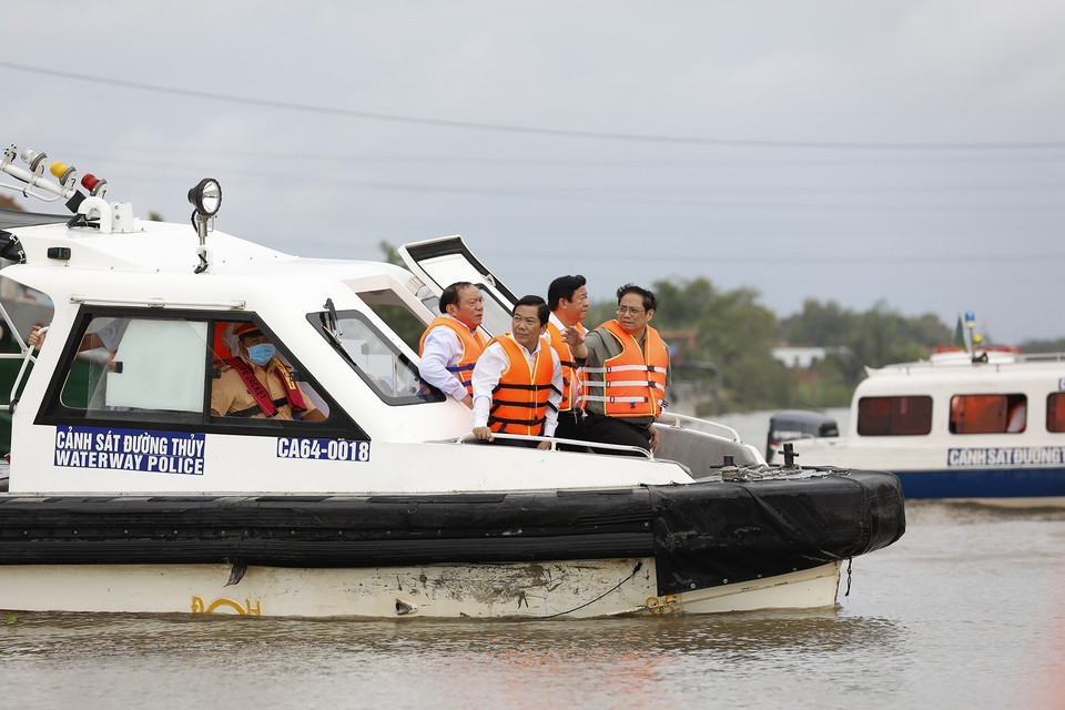 Thủ tướng Phạm Minh Chính khảo sát đề án bảo tồn khu hai bên sông Măng Thít. (Ảnh: Dương Giang/TTXVN)