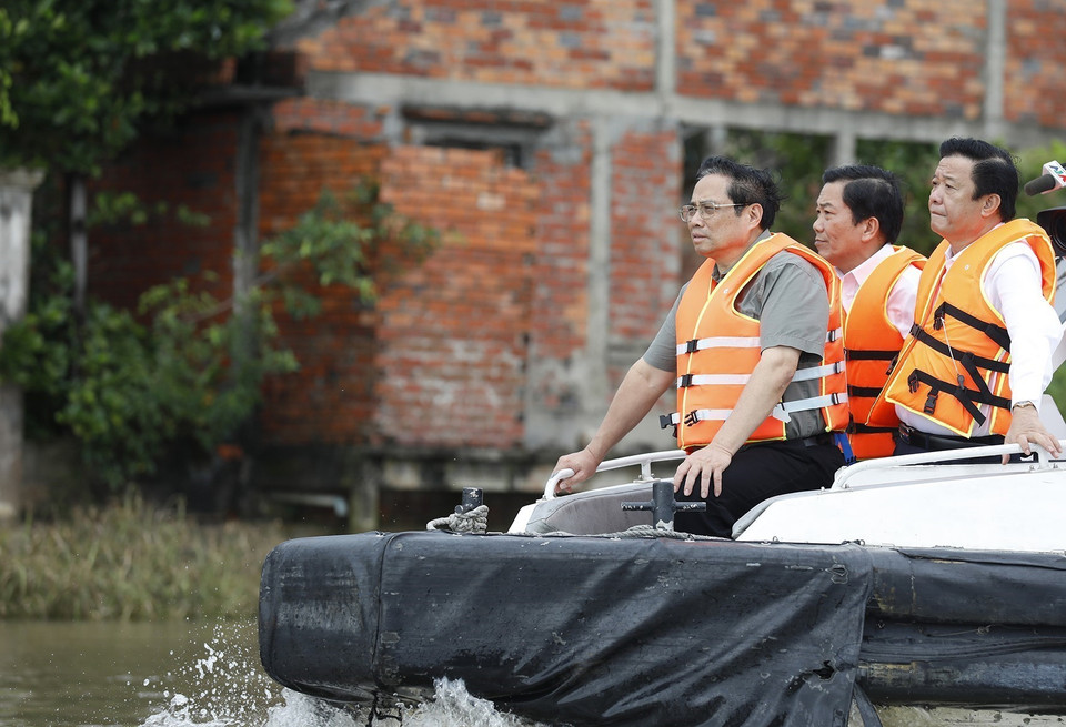 Thủ tướng Phạm Minh Chính khảo sát xây dựng cầu Đình Khao bắc qua sông Cổ Chiên nối tỉnh Vĩnh Long và Bến Tre. (Ảnh: Dương Giang/TTXVN)