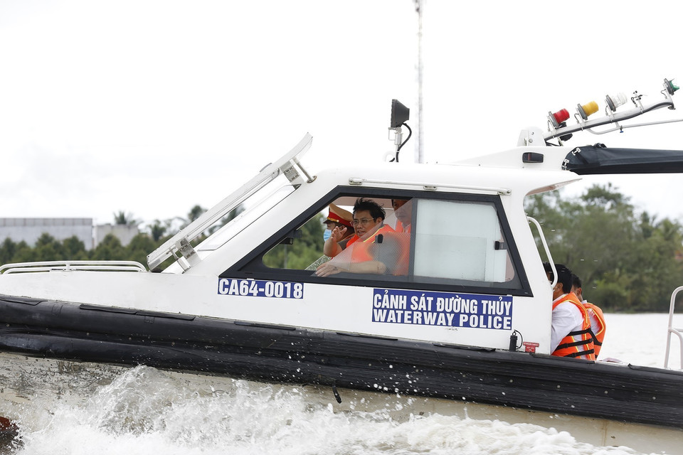 Thủ tướng khảo sát xây dựng cầu Đình Khao bắc qua sông Cổ Chiên nối tỉnh Vĩnh Long và Bến Tre, chiều 23/11/2022. (Ảnh: Dương Giang/TTXVN)