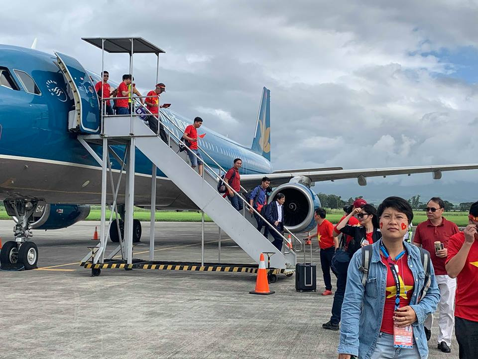 Người hâm mộ sẵn sàng nhuộm đỏ khán đài, cổ vũ đội tuyển Việt Nam. (Nguồn: Vietnam+)