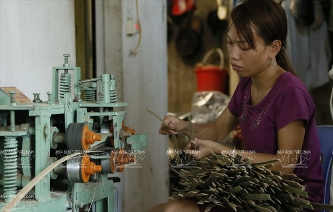 Để giảm sức lao động, xưởng nhà anh Hưởng Hà đầu tư mua máy tuốt nan để đan khung ngựa. (Ảnh: Hoàng Hà/Báo ảnh Việt Nam)