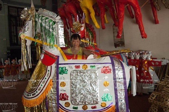 Những chú ngựa mã đã hoàn thành có trang trí những họa tiết và hoa văn bắt mắt. (Ảnh: Đăng Tiến/Báo ảnh Việt Nam) 