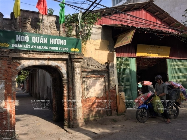 Ở làng Vân Hội có khoảng 20 đại lý chuyên thu mua ngựa mã và các đồ vàng mã cung cấp cho trị trường các tỉnh thành phía Bắc. (Ảnh: Đức Hạnh/Báo ảnh Việt Nam)