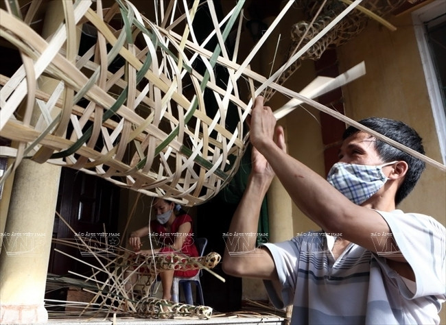 Tre nguyên liệu sử dụng đan khung ngựa được mua từ các tỉnh Thanh Hóa, Thái Nguyên, Phú Thọ và đây là công đoạn mất nhiều thời gian nhất. (Ảnh: Thông Thiện/Báo ảnh Việt Nam)