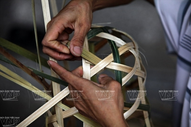 Công đoạn đan khung đòi hỏi người thợ Vân Hội phải đảm bảo độ chắc chắn mà không cần bất kỳ một chất kết dính nào. (Ảnh: Công Đạt/Báo ảnh Việt Nam)