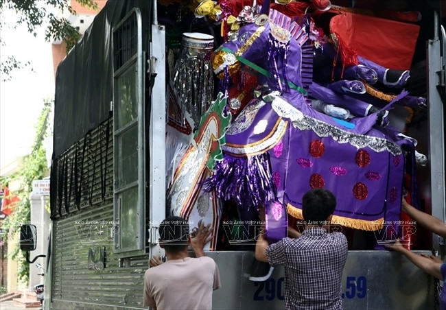 Ngựa mã được vận chuyển bằng ôtô chở đi tiêu thụ trong dịp Rằm tháng Bảy. (Ảnh: Thông Thiện/Báo ảnh Việt Nam)