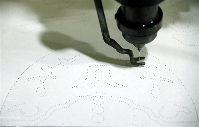 Xưởng sản xuất ngựa mã Hưởng Hà ở làng Văn Hội thiết kế hoa văn trên máy tính và được cắt, in trên máy. (Ảnh: Hoàng Hà/Báo ảnh Việt Nam)