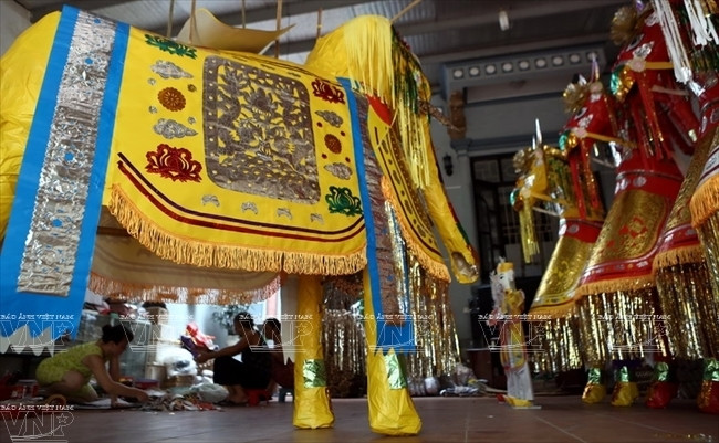 Vào dịp Rằm tháng Bảy, ở các xưởng sản xuất rực rỡ sắc màu ngựa mã thành phẩm chuẩn bị mang đi tiêu thụ khắp nơi. (Ảnh: Thông Thiện/Báo ảnh Việt Nam)