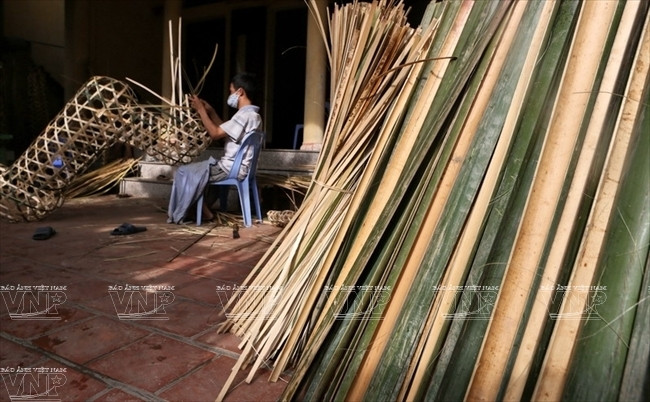 Người dân phơi nan tre nguyên liệu khắp các ngõ xóm ở Vân Hội để phục vụ nghề làm ngựa mã. (Ảnh: Thông Thiện/Báo ảnh Việt Nam)