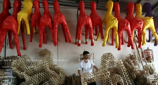 Khung ngựa được treo trên trần nhà đợi đơn đặt hàng và bắt đầu tạo hình và hoa văn. (Ảnh: Thông Thiện/Báo ảnh Việt Nam)