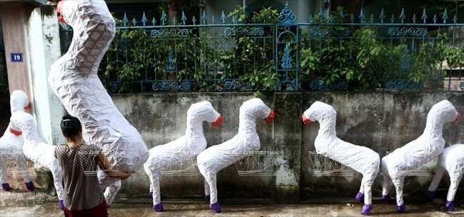 Sau khi dán giấy bề ngoài, khung ngựa được mang phơi nắng để các lớp hồ dán giữa giấy và khung tre được gắn kết với nhau. (Ảnh: Thông Thiện/Báo ảnh Việt Nam)