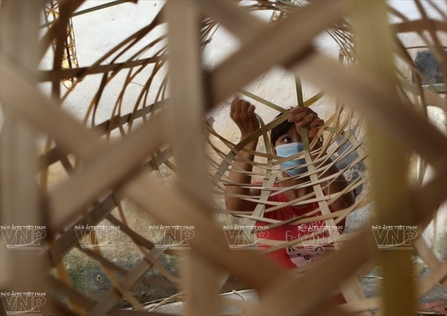 Mỗi chiếc khung ngựa được bán lại cho xưởng dán giấy và tạo hình có giá từ 50.000-200.000 đồng tùy kích thước. (Ảnh: Thông Thiện/Báo ảnh Việt Nam)