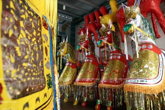 Những bộ ngựa mã rực rỡ đã hoàn thành tại xưởng nhà anh Hoàng Văn Minh. (Ảnh: Thông Thiện/Báo ảnh Việt Nam)