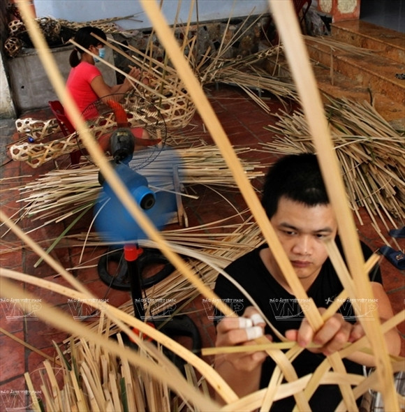 Ở Vân Hội hiện có khoảng 200 hộ gia đình chuyên đan tre thành hình khung ngựa. Các công đoạn đan khác như chân, thân và đầu ngựa được làm riêng biệt, sau đó ghép lại thành hình khung ngựa. (Ảnh: Công Đạt/Báo ảnh Việt Nam)