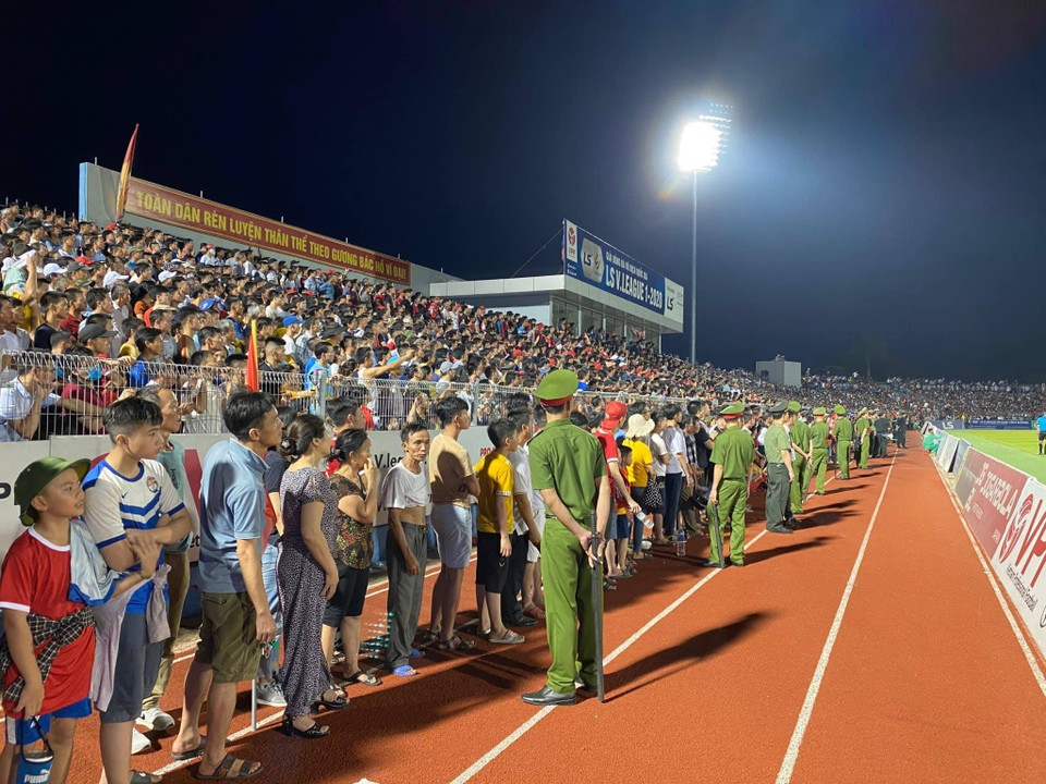 Sự cố khán giả tràn xuống sân, làm trận đấu gián đoạn gần nửa giờ, buộc trọng tài phải cho bù giờ 22 phút. (Ảnh: CTV)