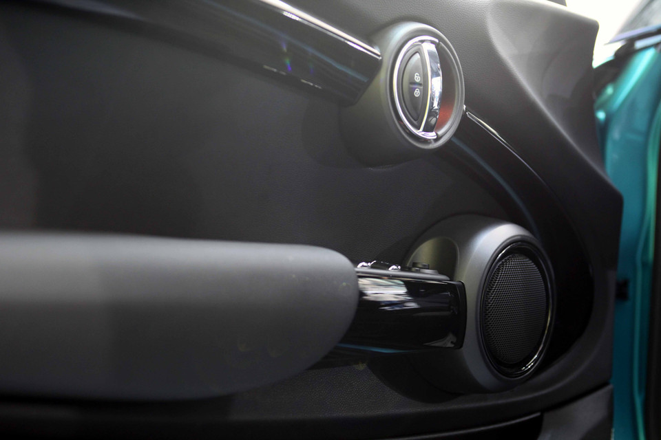 Không gian nội thất bên trong được bọc da cao cấp tạo cảm giác vừa lịch sự vừa thể thao. (Ảnh: Doãn Đức/Vietnam+)