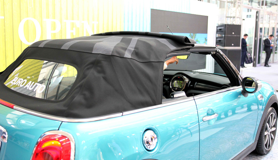 Hệ thống mui mềm của MINI Cooper S Convertible. (Ảnh: Doãn Đức/Vietnam+)