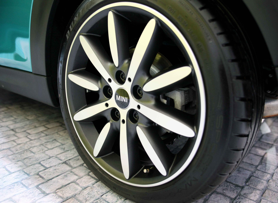 Lazăng kiểu mới của MINI Cooper S Convertible có kích thước 17 inch. (Ảnh: Doãn Đức/Vietnam+)