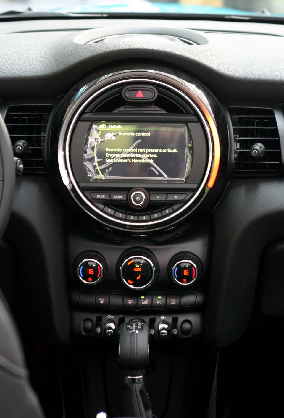 Màn hình hiển thị trung tâm của MINI Cooper S Convertible 2016. (Ảnh: Doãn Đức/Vietnam+)