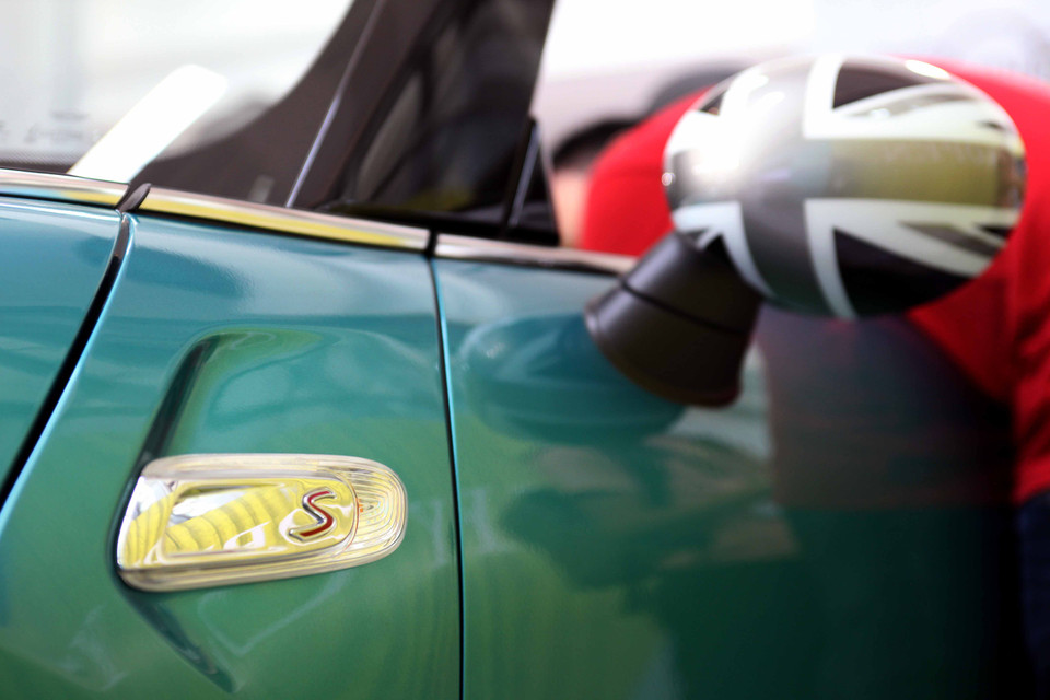 Gương chiếu hậu với phần vỏ ngoài sơn cờ Anh. (Ảnh: Doãn Đức/Vietnam+)