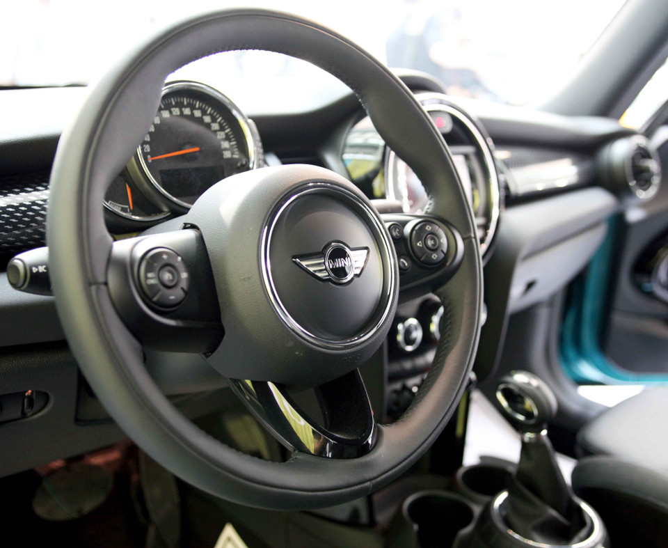 Vôlăng 3 chấu đặc trưng với các nút bấm tròn. (Ảnh: Doãn Đức/Vietnam+)