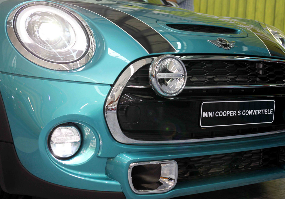 Đèn pha dạng gáo tròn với viền LED làm đèn định vị ban ngày ở phía đầu xe. (Ảnh: Doãn Đức/Vietnam+)