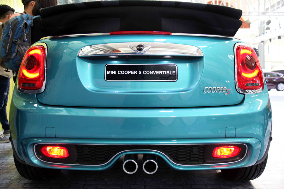 Phần đuôi xe MINI Cooper S Convertible. (Ảnh: Doãn Đức/Vietnam+)