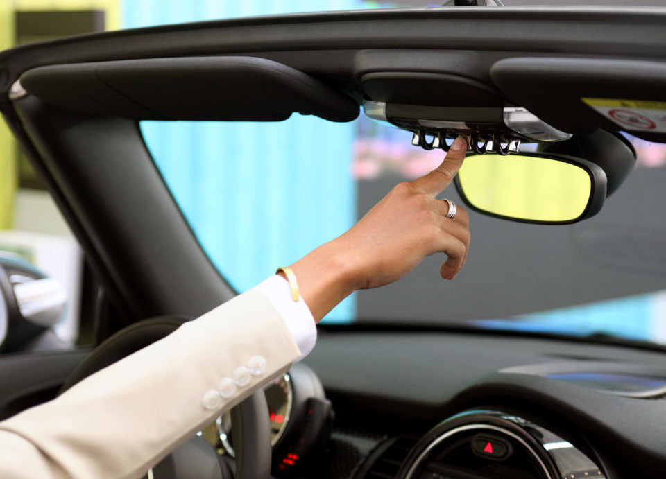 Hệ thống điều khiển đóng mở mui xe được thiết kế khá thuận tiện với người sử dụng. (Ảnh: Doãn Đức/Vietnam+)