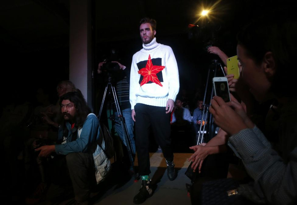 Một người mẫu trình diễn trong chương trình thời trang "Tổ quốc," được tổ chức nhân dịp sinh nhật lần thứ 62 của Tổng thống Nga Vladimir Putin. (Nguồn: REUTERS)