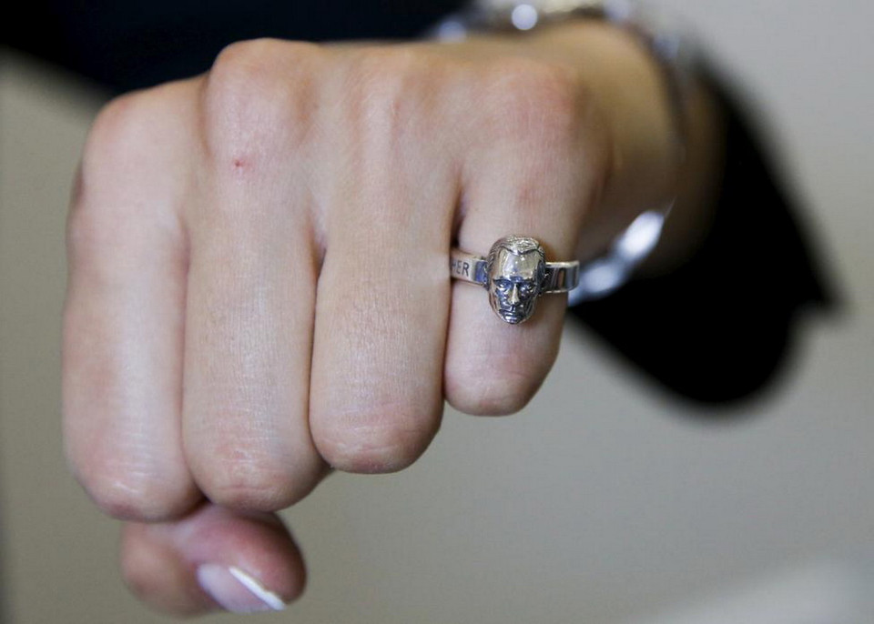 Một nhân viên trưng bày chiếc nhẫn có khắc hình tổng thống Putin. Chiếc nhẫn được tạo ra bởi người thợ thủ công Gleb Krainik này nằm trong dòng sản phẩm có tên gọi Putinversteher xuất hiện trong cuộc thi thời trang Moscow được tổ chức vào ngày 3 tháng 7 năm 2015. (Nguồn: REUTERS)