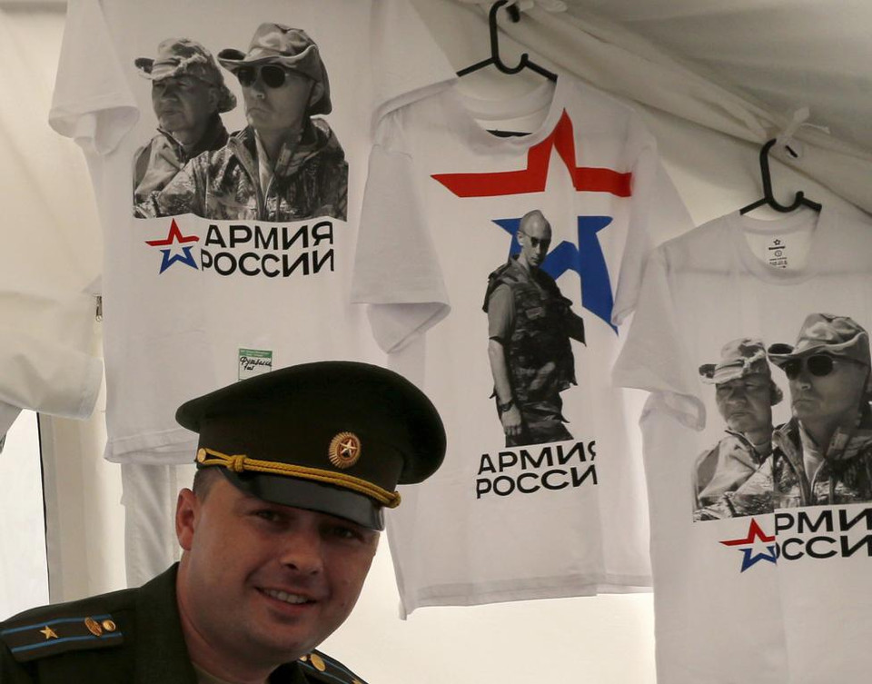 Những chiếc áo phông in hình ảnh của Tổng thống Nga Vladimir Putin, được bán tại một căng tin ở Levashovo, căn cứ không quân bên ngoài St. Petersburg. (Nguồn: REUTERS)