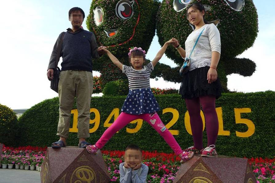 Kiểu chụp ảnh 'không giống ai' của một gia đình. (Nguồn: QQ News)